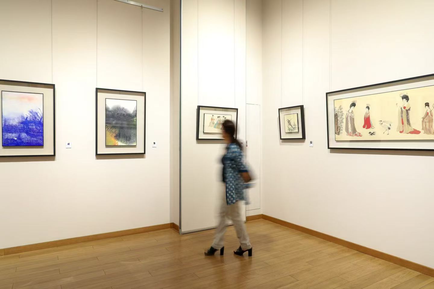 观众经过心象展览作品展墙
