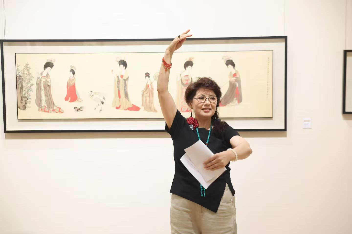 张思华在心象展览现场进行导览