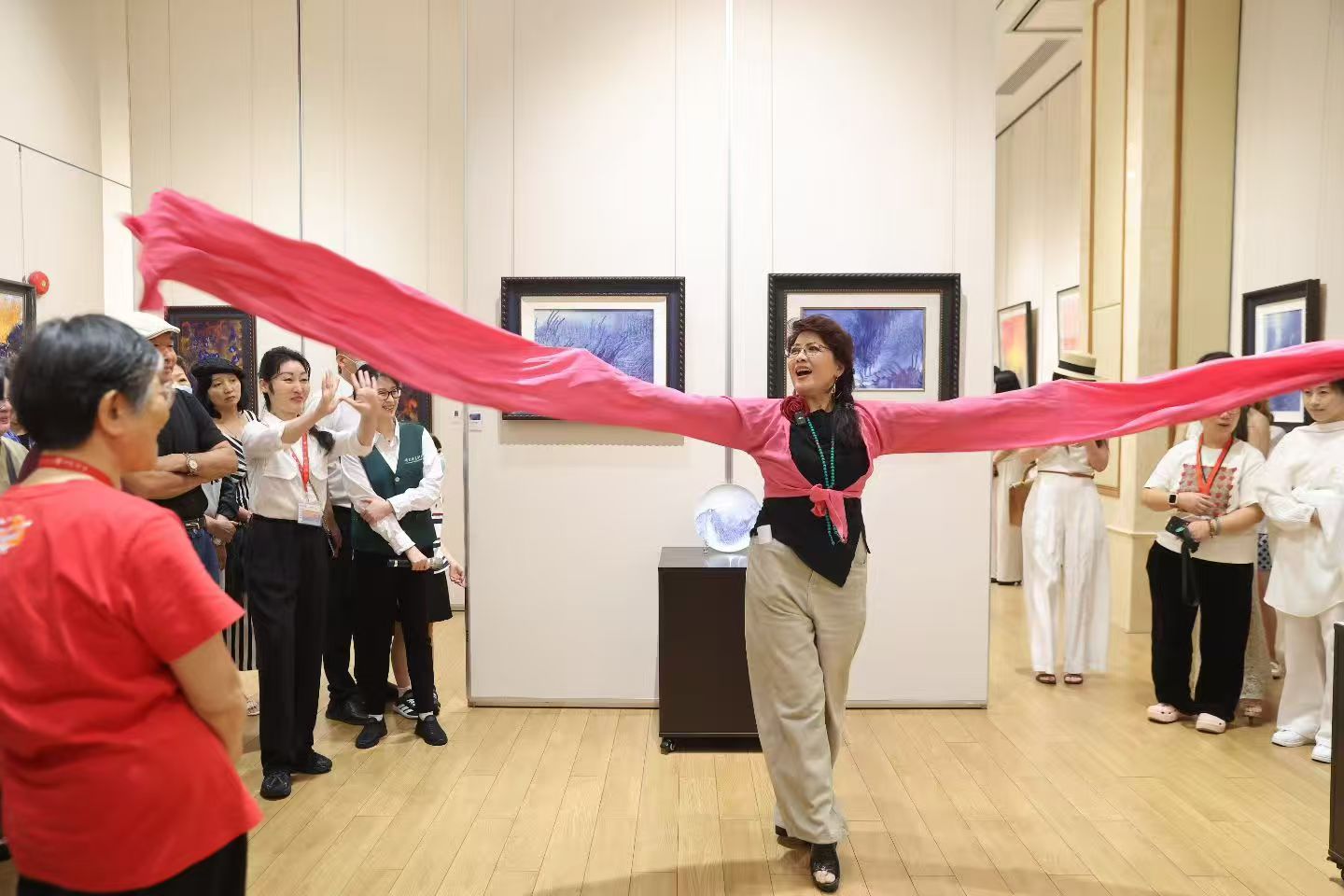 张思华与观众在心象展览现场互动
